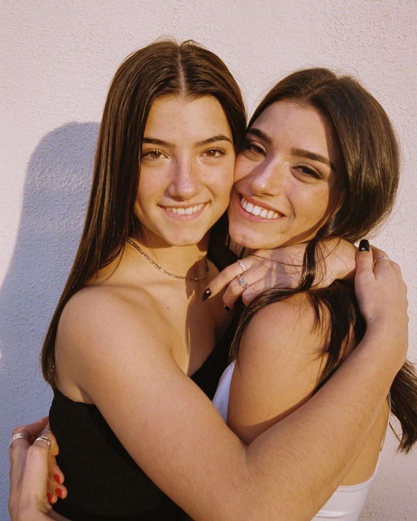 Charli D'Amelio с сестрой Дикси