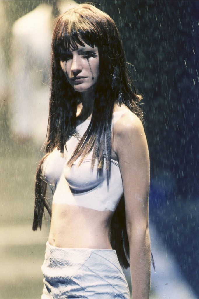 Фотомодель Жизель Бюндхен в 1998 году. Нарисованный топ. Под дождем. Показ Маккуин.