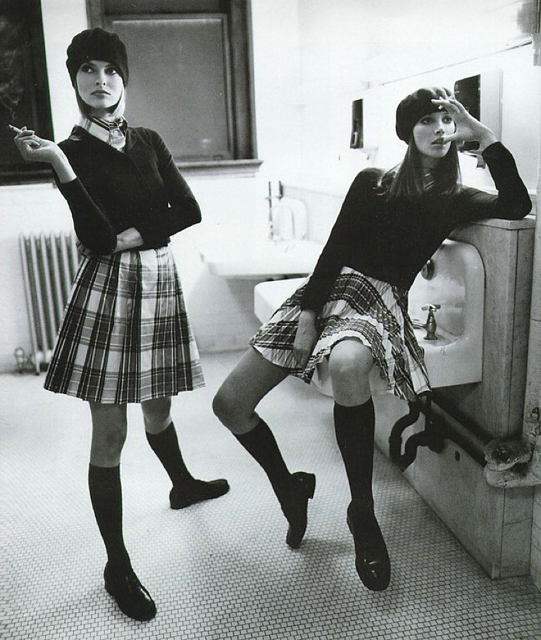Модель Линда Евангелиста и Кристи Тарлингтон в клетчатых юбках.