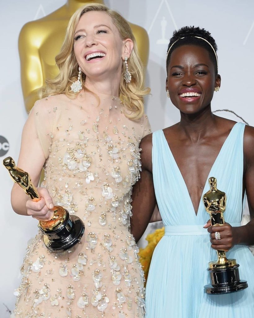 Кейт Бланшетт и чернокожая киноактриса держат в руках статуэтки Оскар. Актрисы получившие "Оскар"