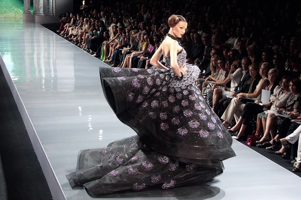 Высокая мода от Джона Гальяно. Модель в огромном платье.