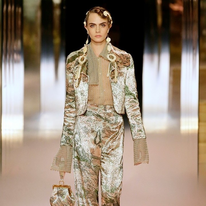 Модель Кара Делевинь идет по подиуму. Высокая мода в Париже. 