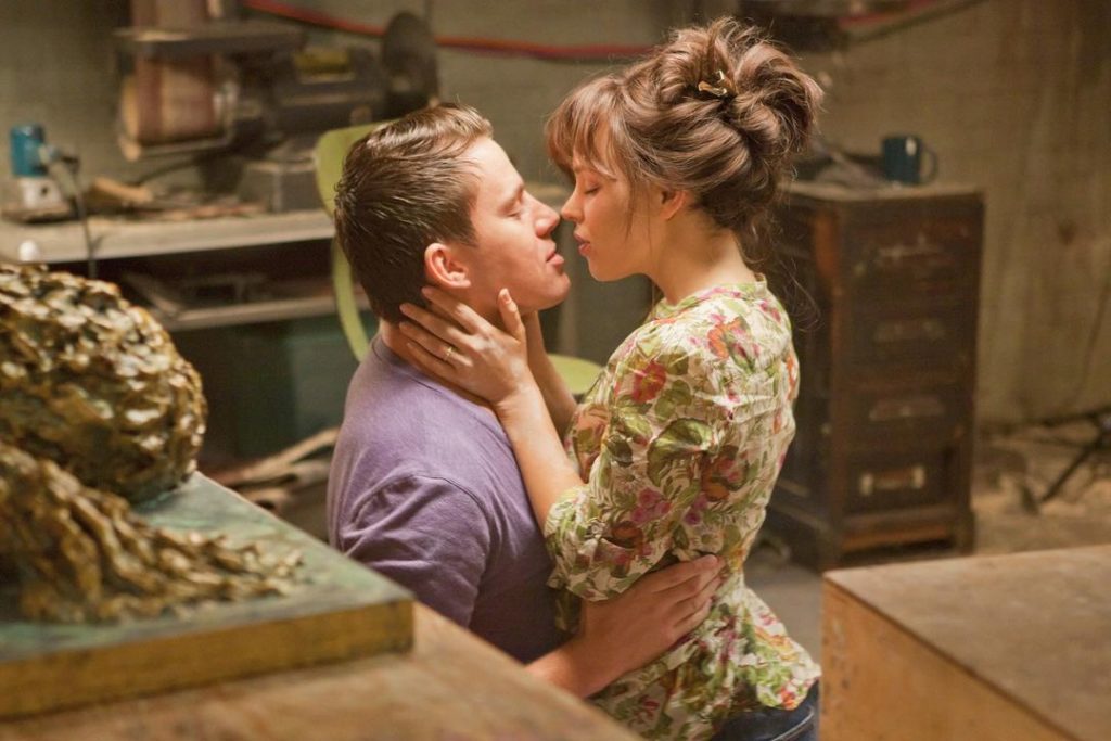 Актриса Рейчел Макадамс целуется с Ченнингом Татумом.