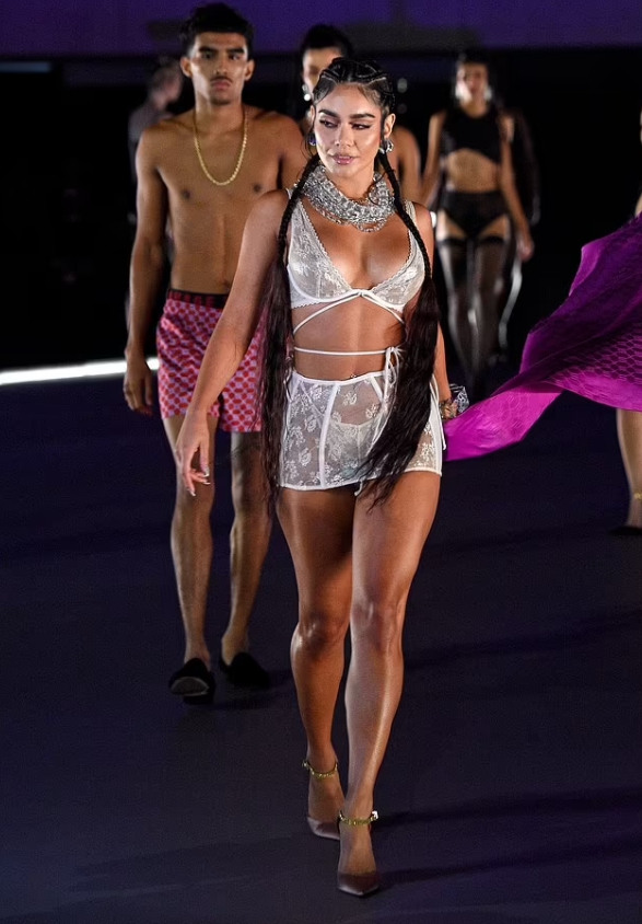 Шоу Savage X Fenty 2021. Ванесса Хадженс в нижнем белья на показе моды.
