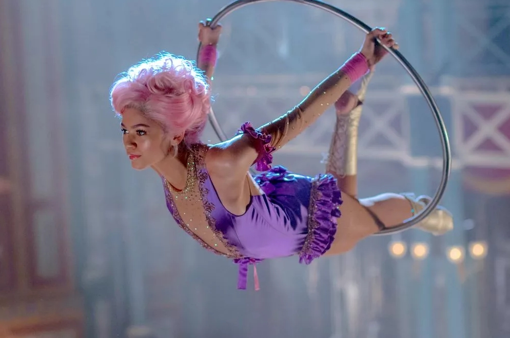 Киноактриса Зендая над ареной цирка в кольце как гимнастка.