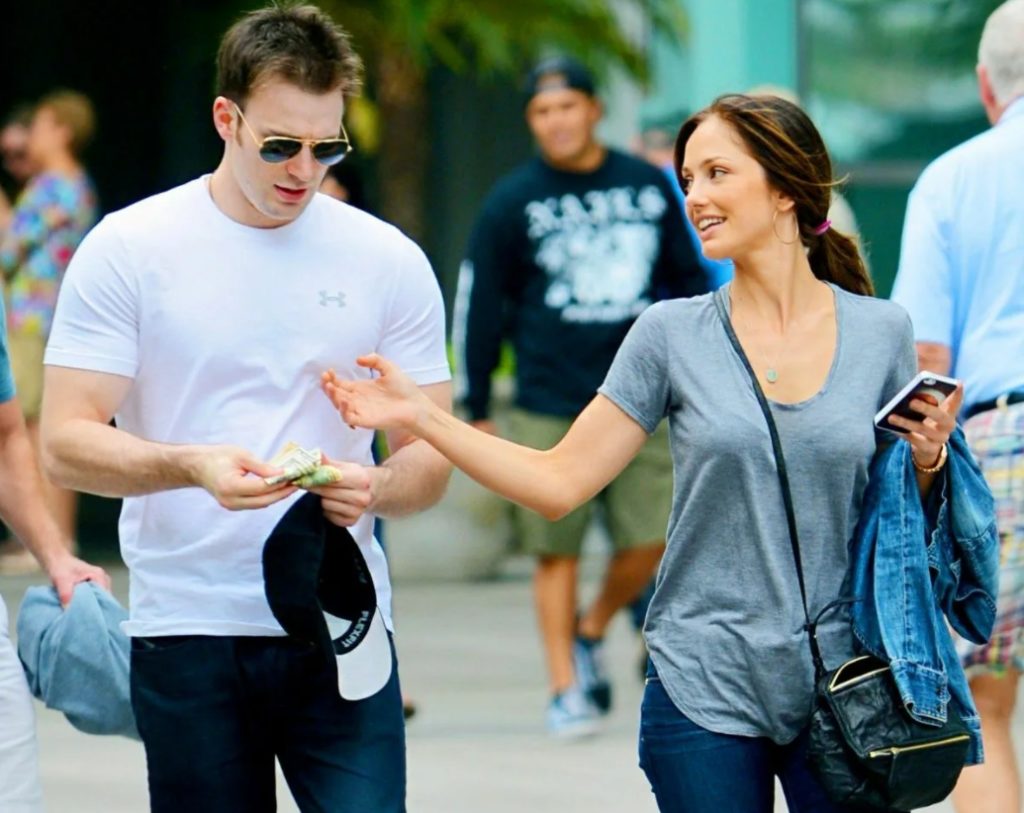 Актер Крис Эванс и его девушка.