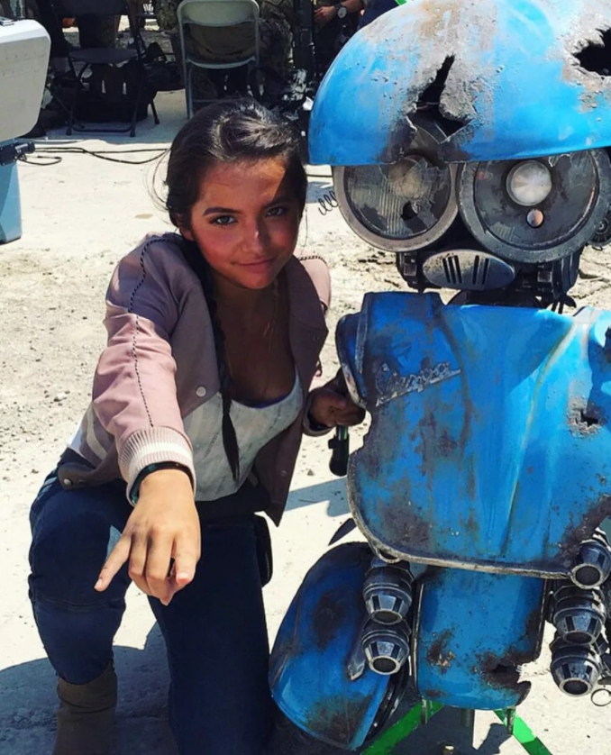 Актриса и певица Изабела Мерсед рядом с роботом.