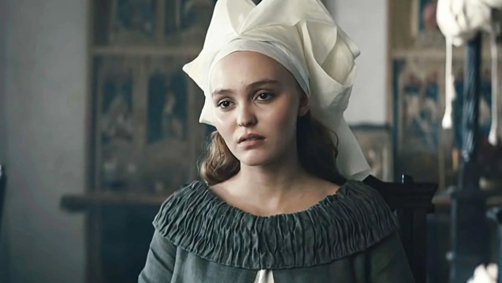 Актриса Лили-Роуз Депп в роли королевы Екатерины Английской.