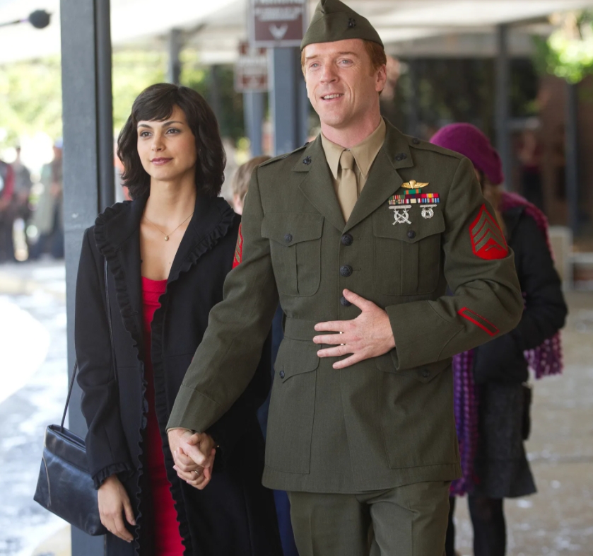 Актриса Морена Баккарин идет за руку с солдатом