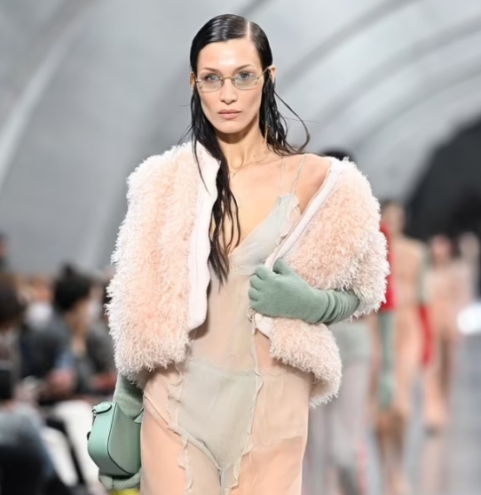 Белла Хадид открыла февральскую Неделю моды в Милане 2022 года