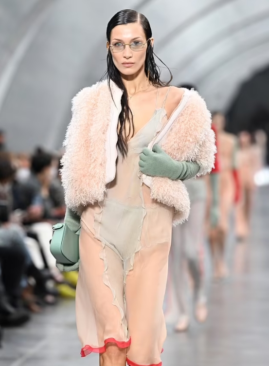 Супермодель Белла Хадид идет по подиуму. Неделя моды в Милане. Февраль 2022 года