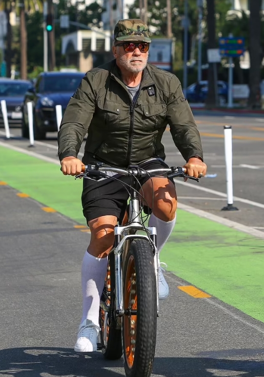 Арнольд Шварценеггер на велосипеде
