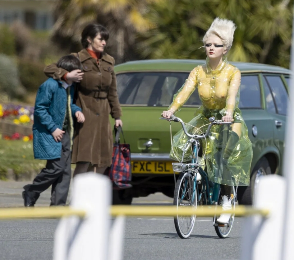Актриса Мэйси Уильямс на велосипеде. Кадр из сериала Пистол