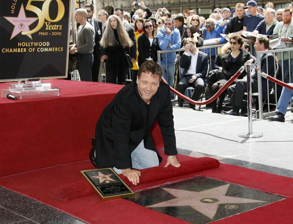 Актер Рассел Кроу в голливуде получил звезду на аллее славы. Сидит на красной дорожке