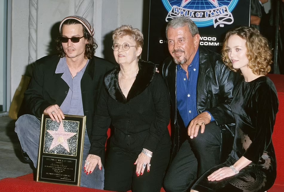 Джонни Депп получает звезду на голливудской аллее славы. Его родители и жена