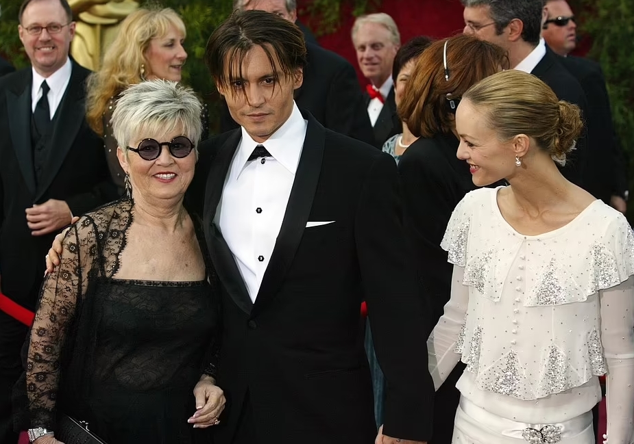 Джонни Депп с матерью и женой на премии Оскар в 2004 году