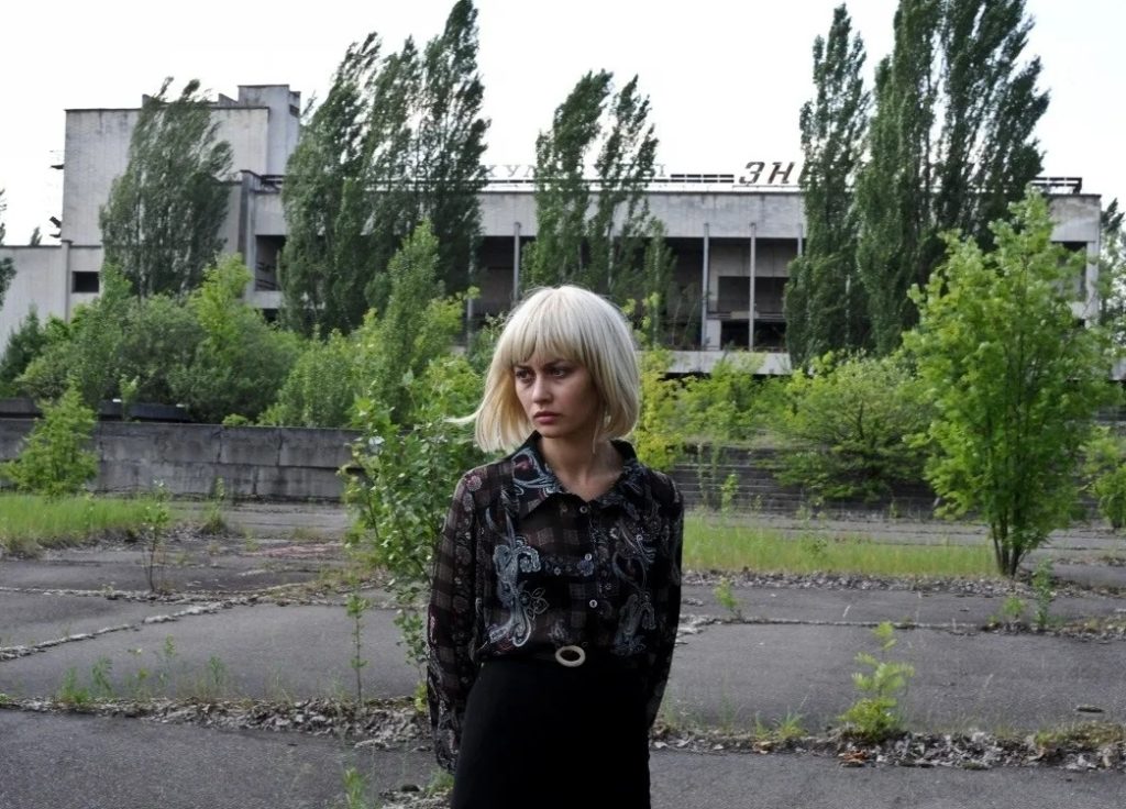 Актриса Ольга Куриленко на фоне чернобыля