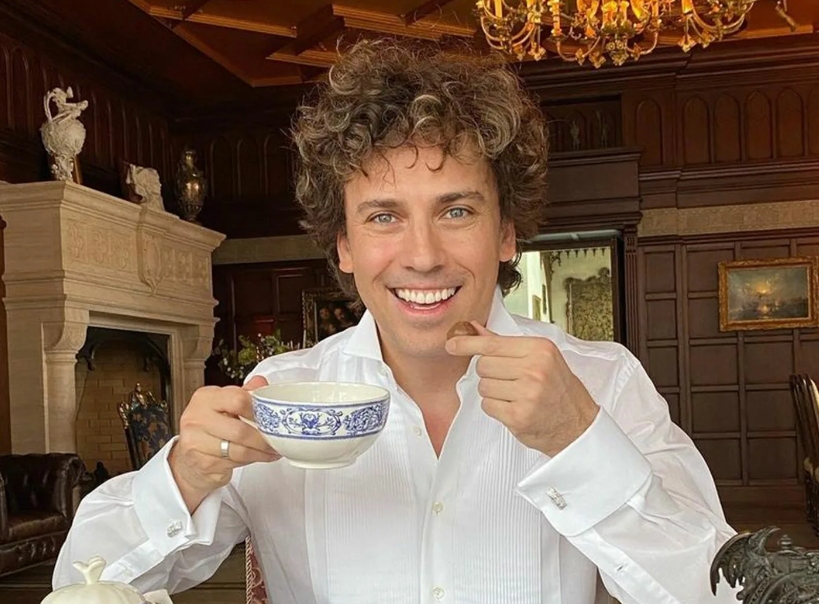 Максим Галкин пьет чай