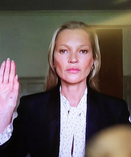 Кейт Мосс поднимает руку в присяге во время суда между Деппом и Херд