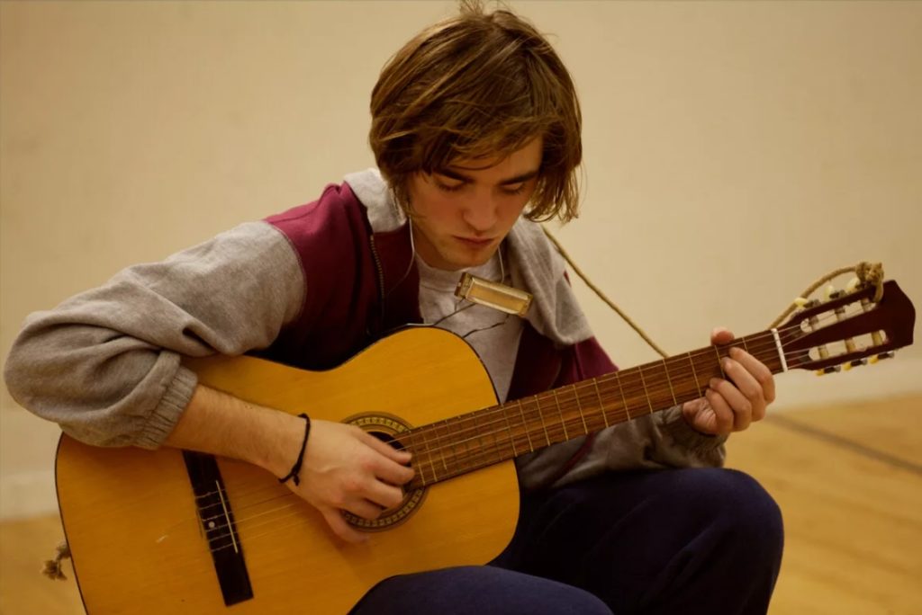 Актер Роберт Паттинсон играет на гитаре в молодости