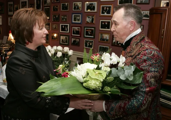 Людмила Путина дарит Зайцеву цветы