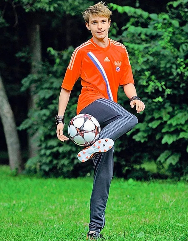 Актер Александр Петров пинает футбольный мяч в молодости