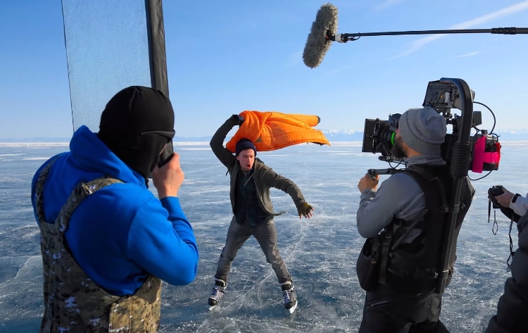 Актер Александр Петров на льду на коньках