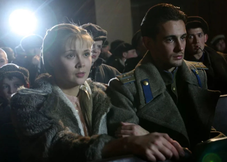 Актер Риналь Мухаметов в военной форме в кинозале с девушкой