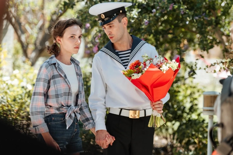 Актер Риналь Мухаметов в форме моряка с девушкой