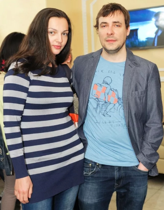 Актер Евгений Цыганов и его жена и девушка. Гражданская жена