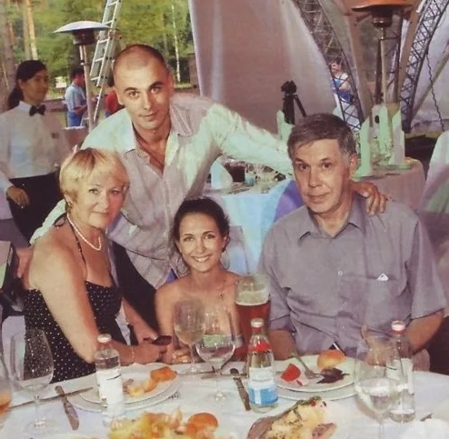 Актер Игорь Петренко с родителями и женой