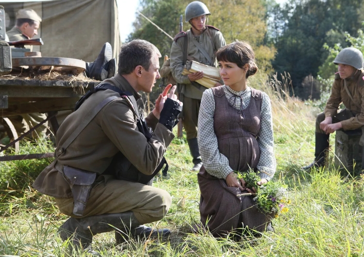 Актер Игорь Петренко в военной форме с беременной Екатериной Климовой