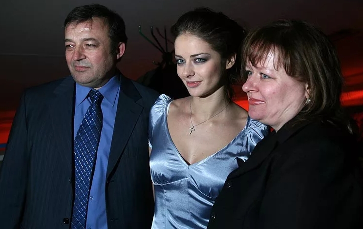 Актриса Марина Александрова с родителями