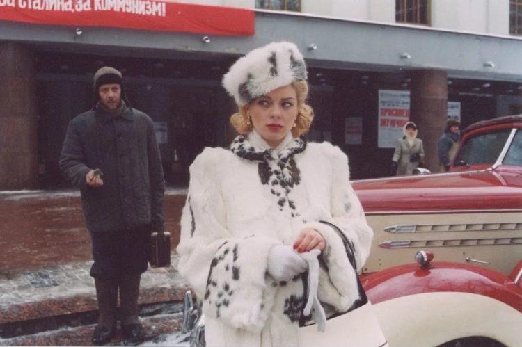 Актриса Марина Александрова в шубе на улице