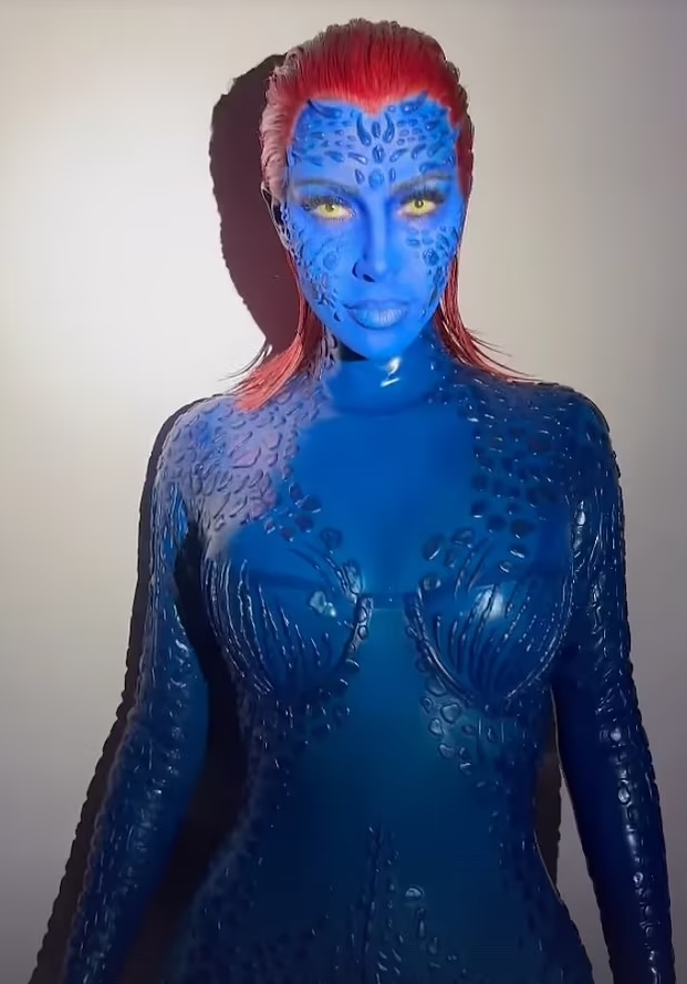 Ким Кардашьян в синем на Хэллоуин 2022 года