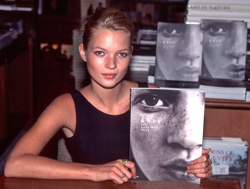 Модель Кейт Мосс со своей книгой, 1995 год