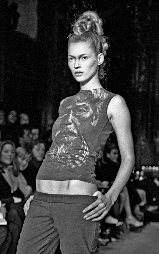 Модель Кейт Мосс на подиуме, 1996 год