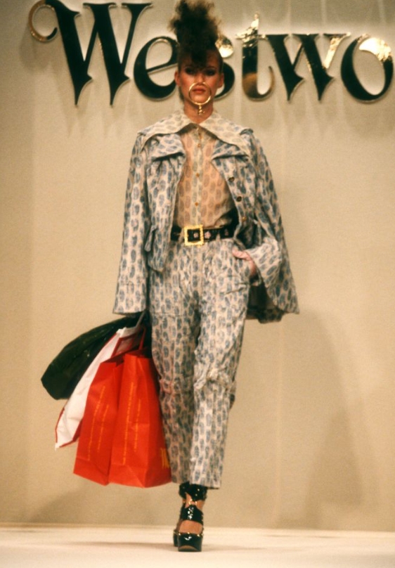 Модель Кейт Мосс с золотым кольцом в носу. 1994 год