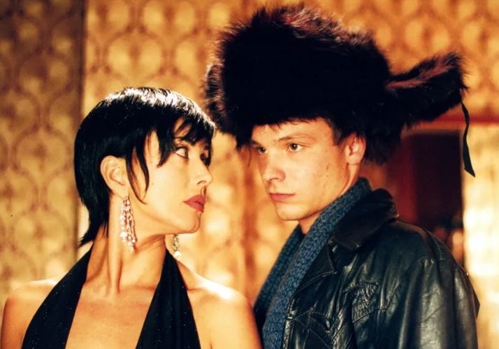 Актер Алексей Чадов в шапке с Жанной Фриске