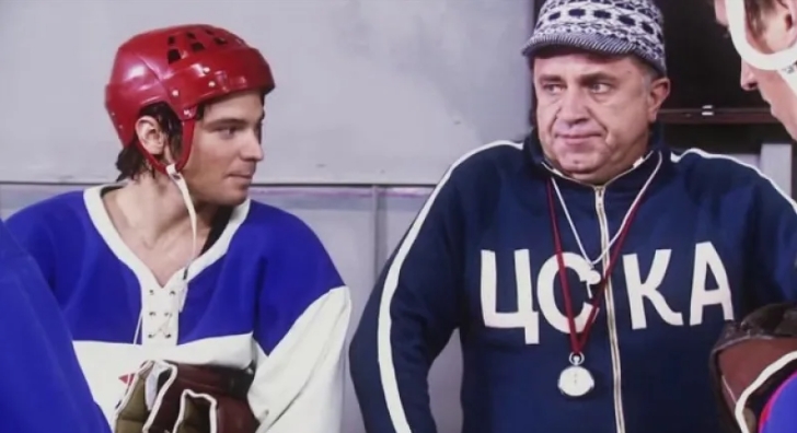 Актер Алексей Чадов в форме хоккеиста с тренером
