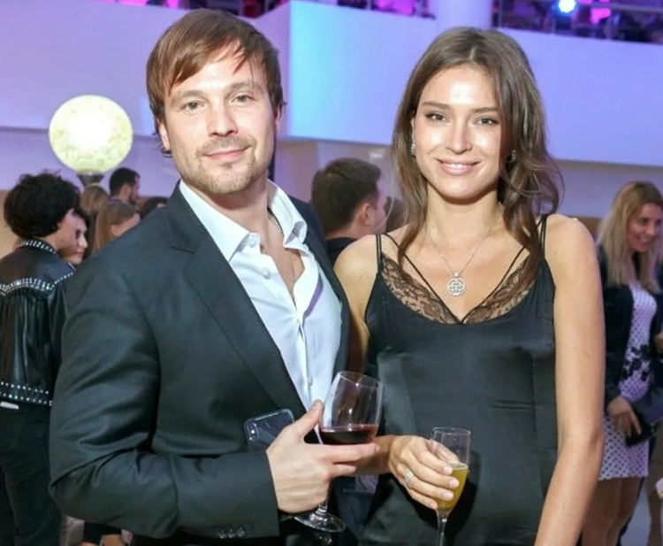 Актер Алексей Чадов и его девушка
