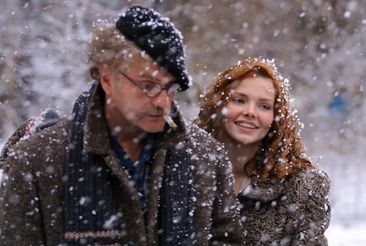Актриса Елизавета Боярская в снегу