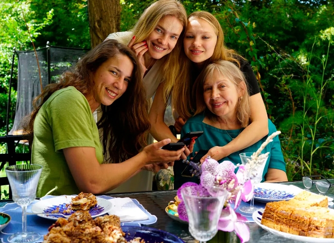Наталья Водянова с сестрой Дженной, мамой Ларисой и сводной сестрой Кристиной