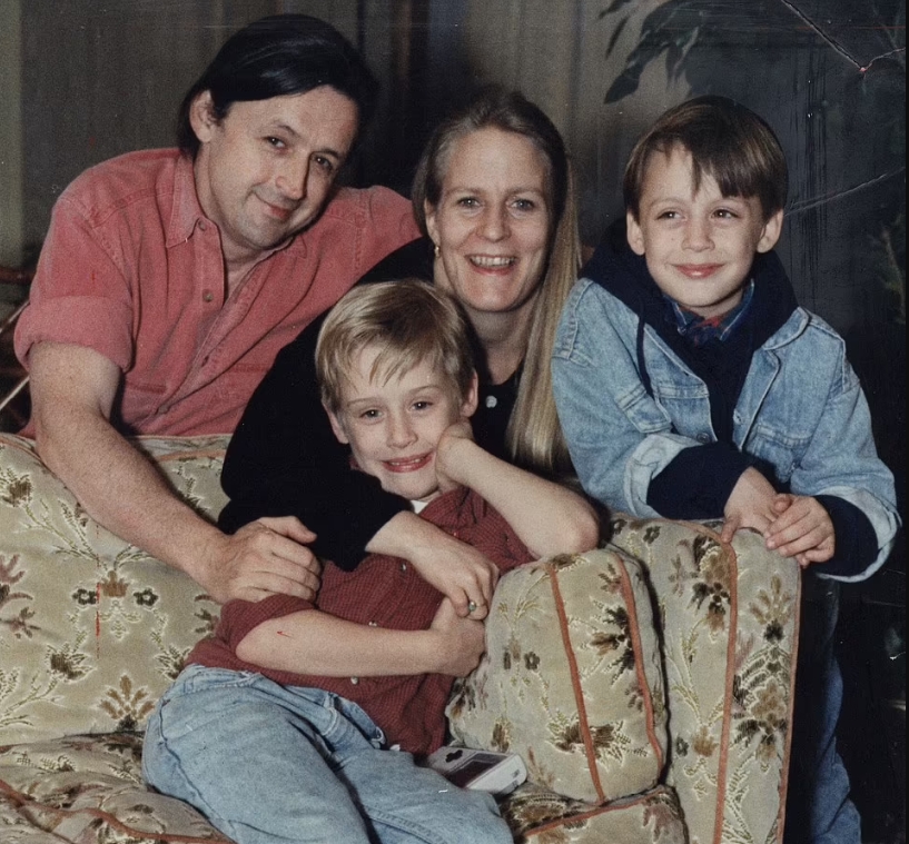 Актер Маколей Калкин с братом и родителями в 1990 году