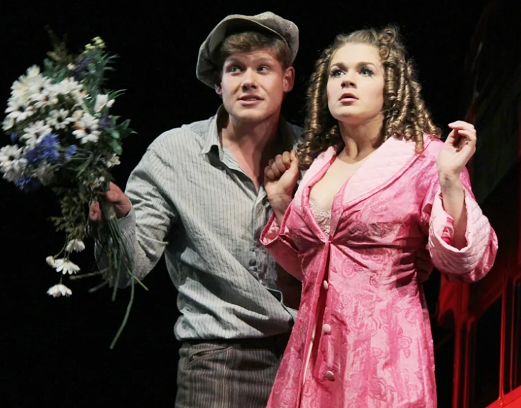 актер Виктор Хориняк в театре с букетом цветов и девушкой.