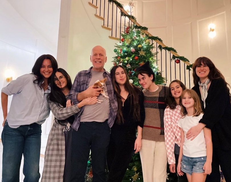Брюс Уиллис с семьей и новогодней ёлкой