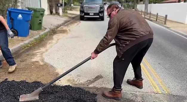Арнольд Шварценеггер ремонтирует дорогу с лопатой