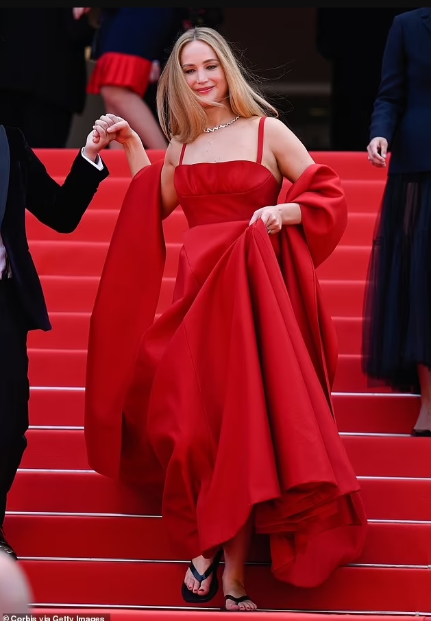 Дженнифер Лоуренс в шлепанцах в красном платье на каннском кинофестивале 2023 года