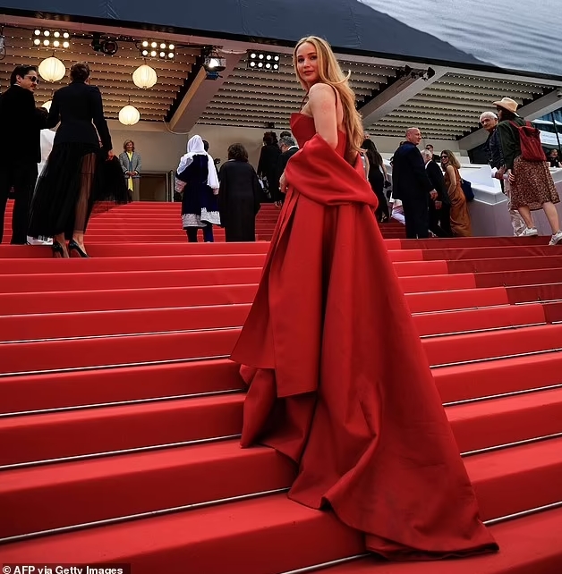 Дженнифер Лоуренс в красном платье на каннском кинофестивале 2023 года