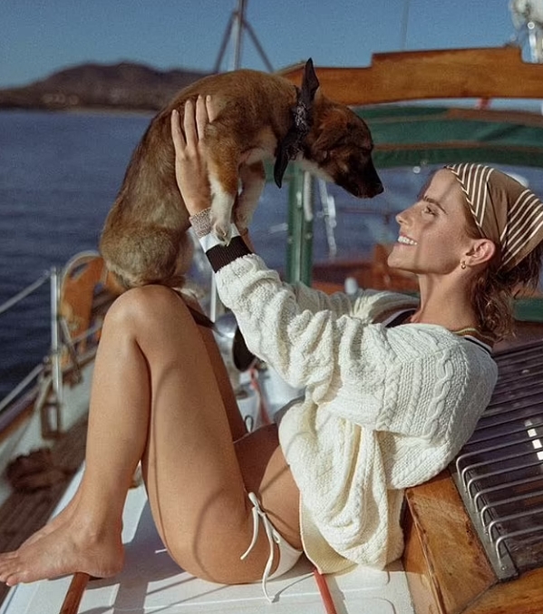 Эмма Уотсон на яхте держит в руках собачку